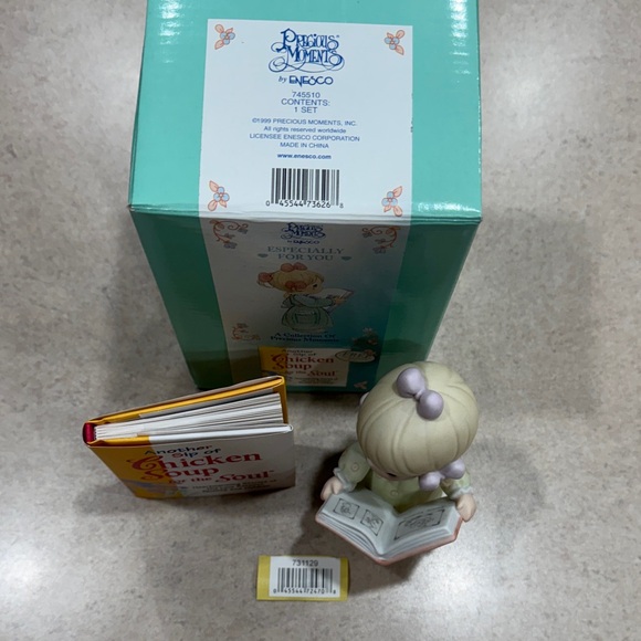 Precious Moments Figurine with Book 745510 Chicken Soup For The Soul - Picture 2 of 5